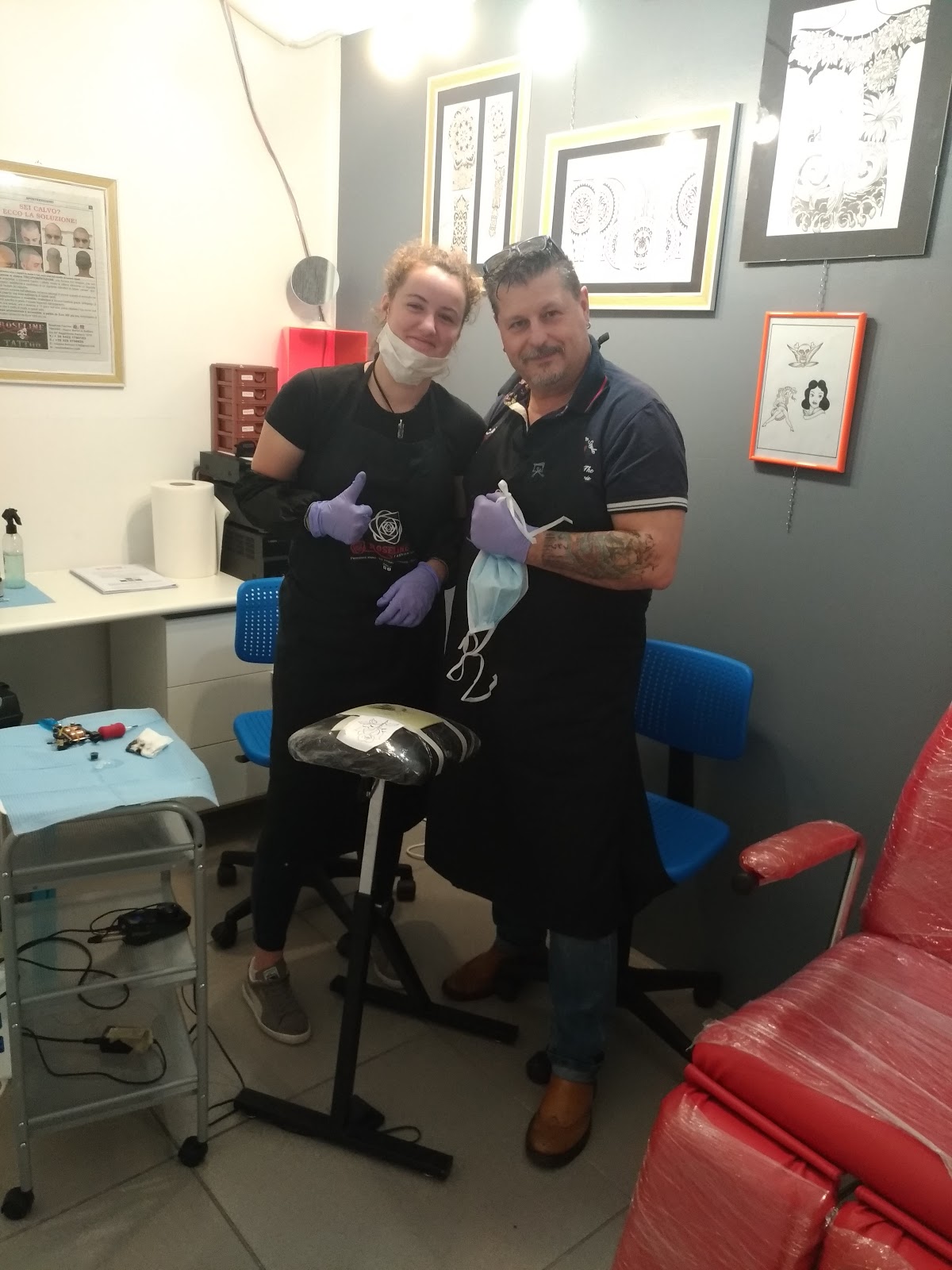 Roberto Valeri al lavoro su un tatuaggio