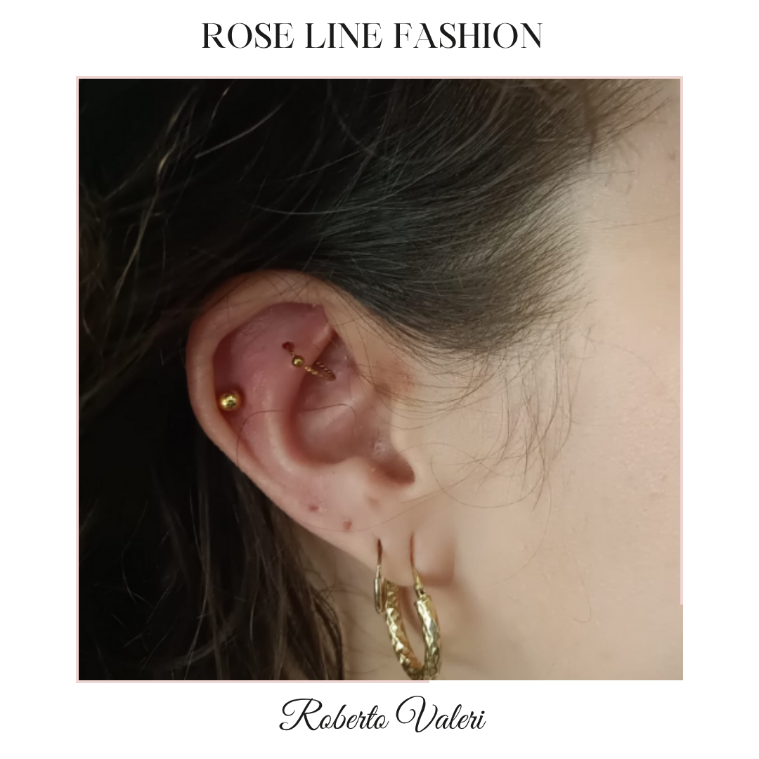 Tatuaggio rosa con teschi sulla mano